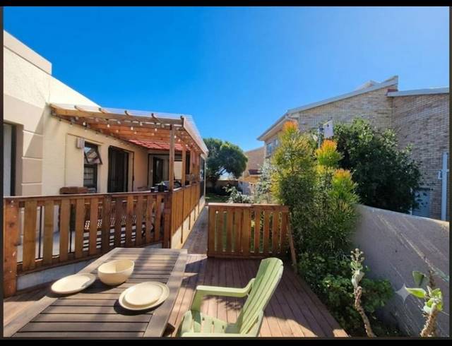 4 BEDROOM HOUSE FOR SALE IN HARTENBOS HEUWELS